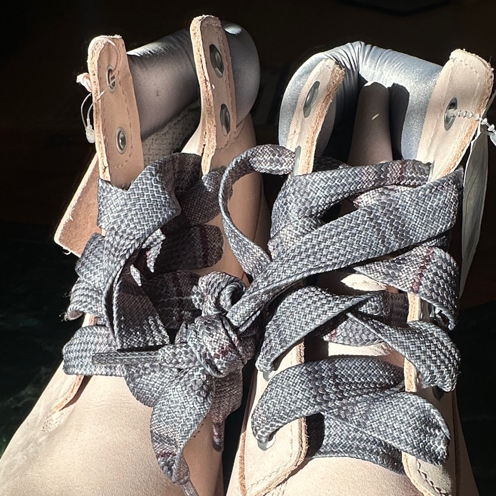 Timberland Women's Beige Combat Boots with Dark Gray Laces - Picture 4 of 4